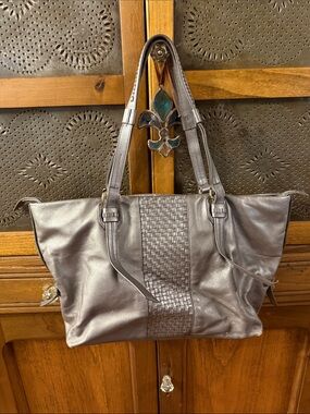 Platinum ,quality leather,purse with great details. Excellent Cole Hahn.